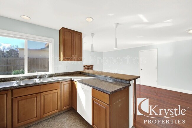 Building Photo - 121 Radcliffe Dr