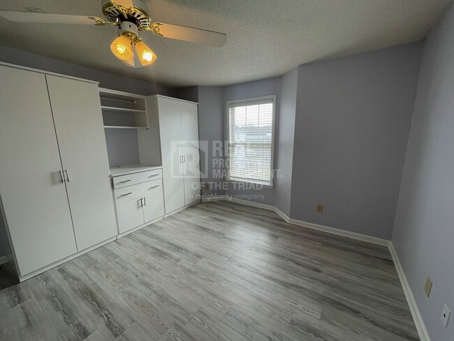 Building Photo - *Move In Special* Cozy and Beautiful 2bd/2...