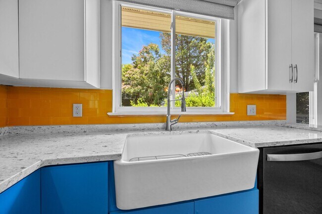 Building Photo - Gorgeous and Spacious 3 Bedroom Ranch in T...