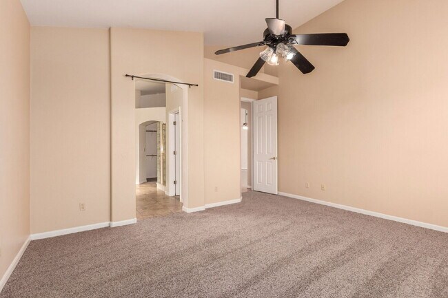 Building Photo - 4723 N Greenview Cir W