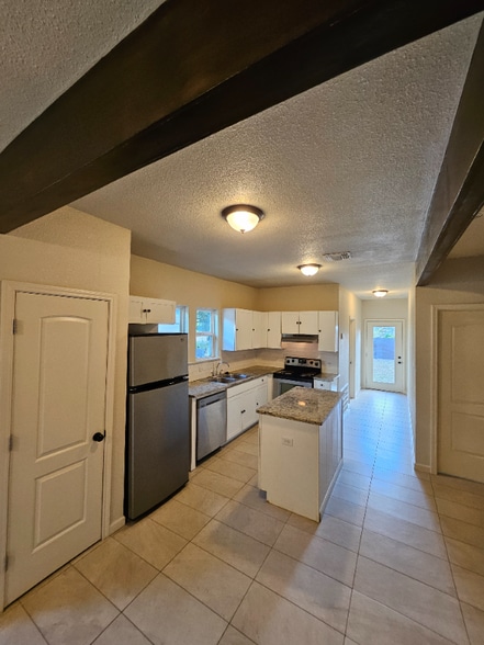 Building Photo - 1016 Center St