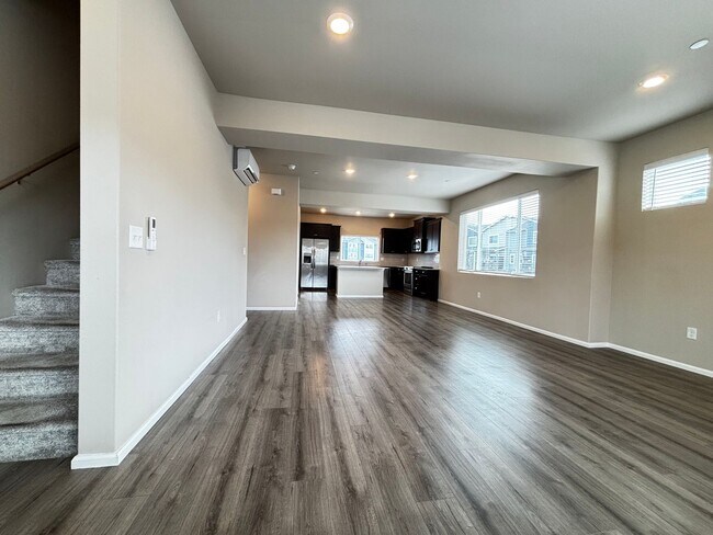 Building Photo - Wonderfully maintained Sunrise Townhome