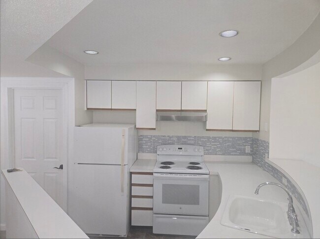 Building Photo - 165 Cottage St