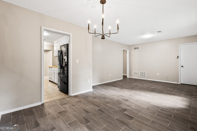 Building Photo - 5846 Bobbin Ln