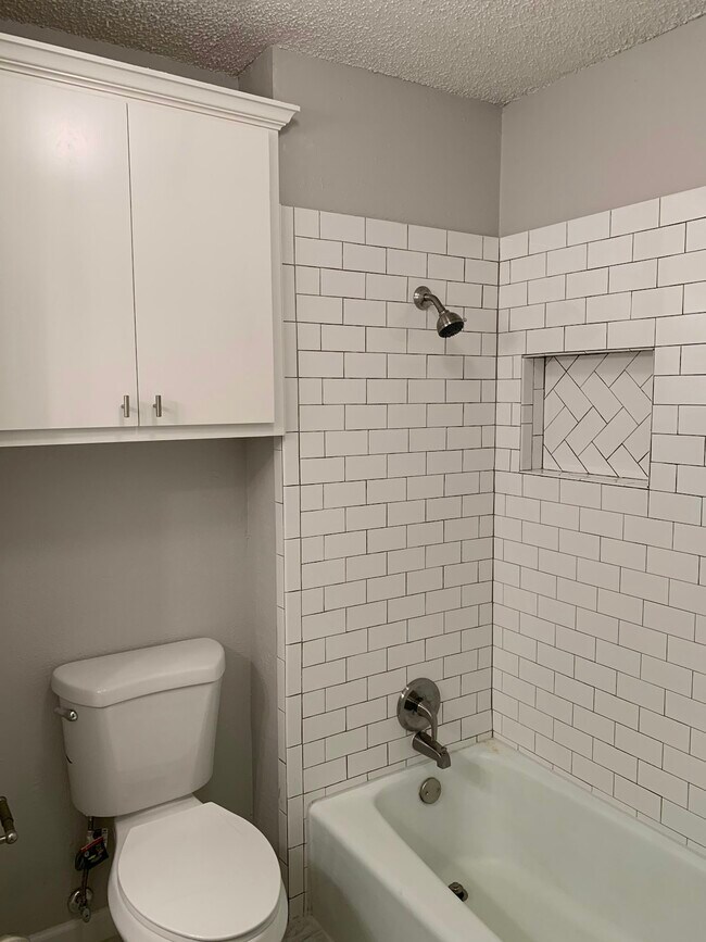 Building Photo - 404 Live Oak Dr