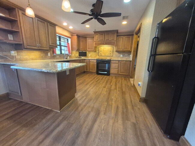 Building Photo - Cabin living in the suburbs