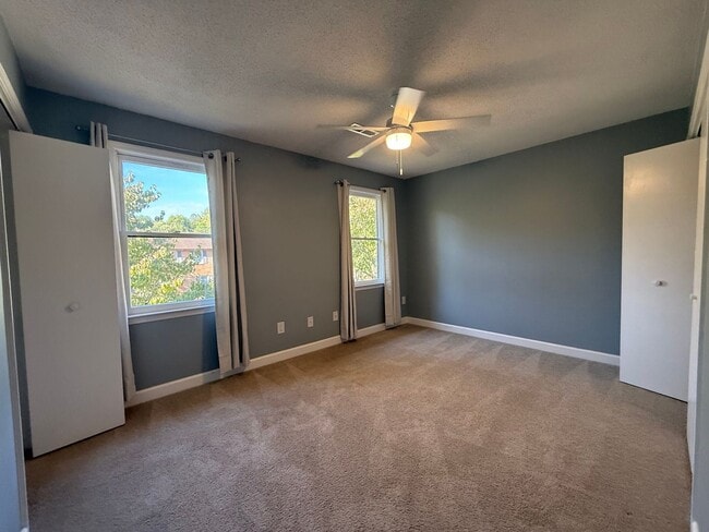 Building Photo - 2 Bedroom 1.5 Bath Townhome located in Gre...