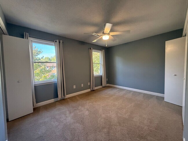 Building Photo - 2 Bedroom 1.5 Bath Townhome located in Greeneville, TN