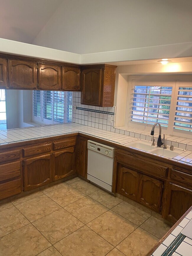 Building Photo - Gorgeous 3 Bedroom 2 Bath Home