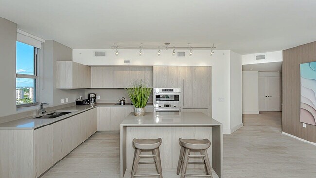 Building Photo - 4010 S Ocean Dr