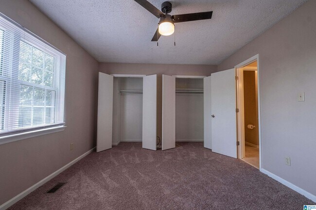 Building Photo - 1402 Applegate Dr