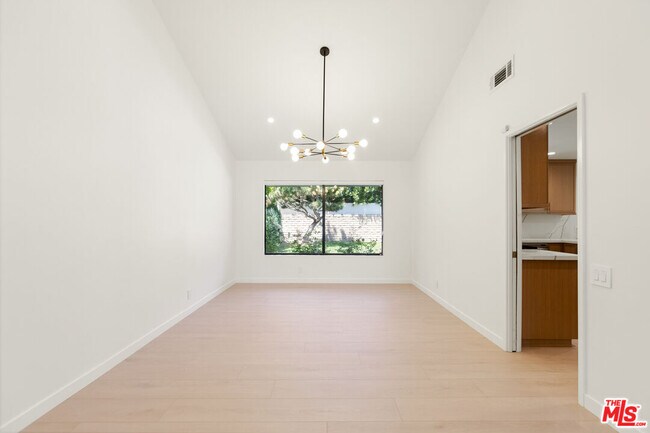 Building Photo - 4933 Collett Ave