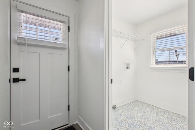 Building Photo - 21 N Devon Ave