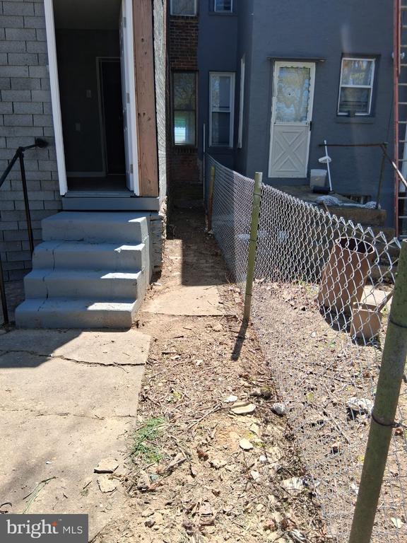 Building Photo - 2029 Eastburn Ave