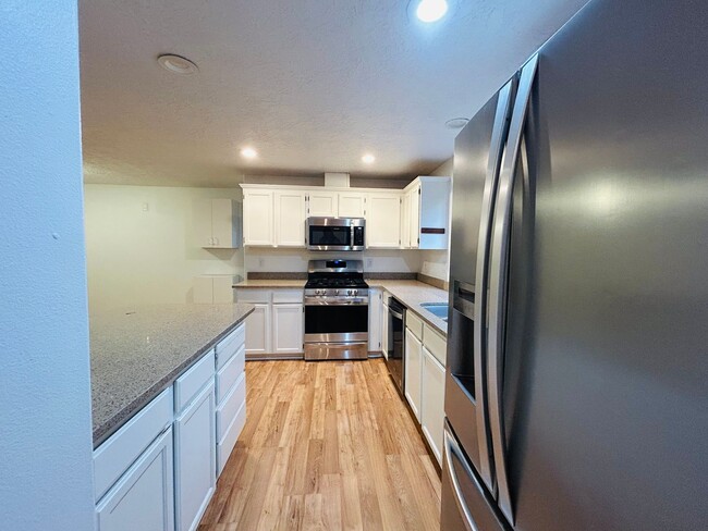 Building Photo - Adorable SW Portland Home Now Available