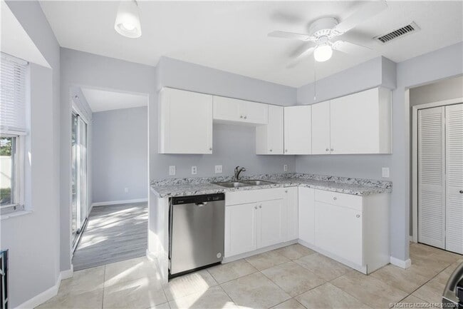 Building Photo - 1074 SW Jennifer Terrace