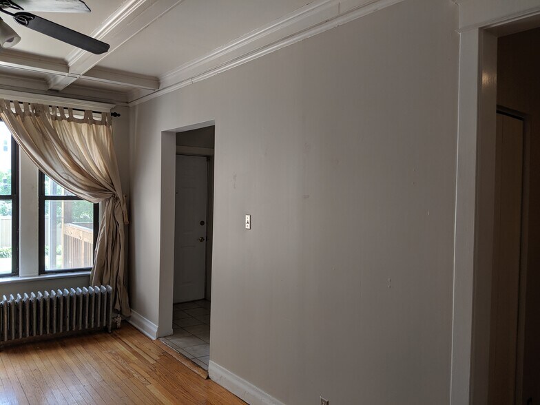 Living Room - 925 E 61st St