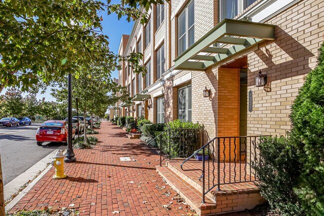 Building Photo - Updated 3br/2.5ba Condo Townhome Alexandria Walk to Metro