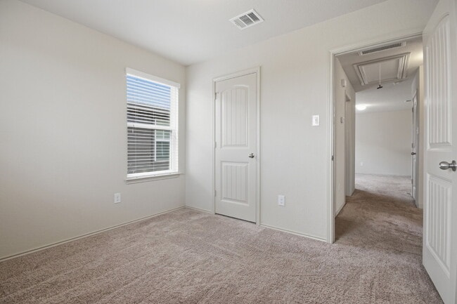 Building Photo - "Charming San Marcos Retreat: Spacious 3-Bedroom Home with 2.5 Baths on Lake Glen!"