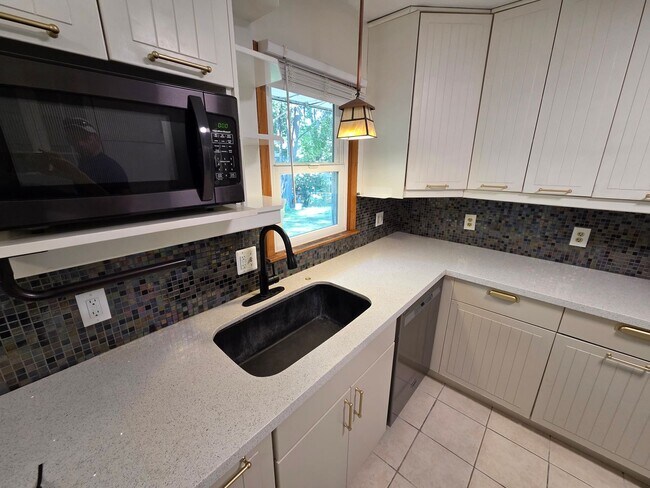 Building Photo - Renovated Beauty in Spring Lake Park
