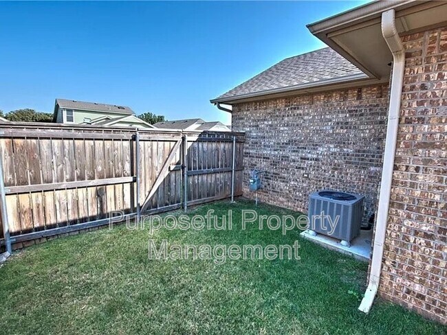Building Photo - 2102 Lonnie Ln