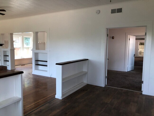 Building Photo - Enjoy The River Breeze On The Front Porch