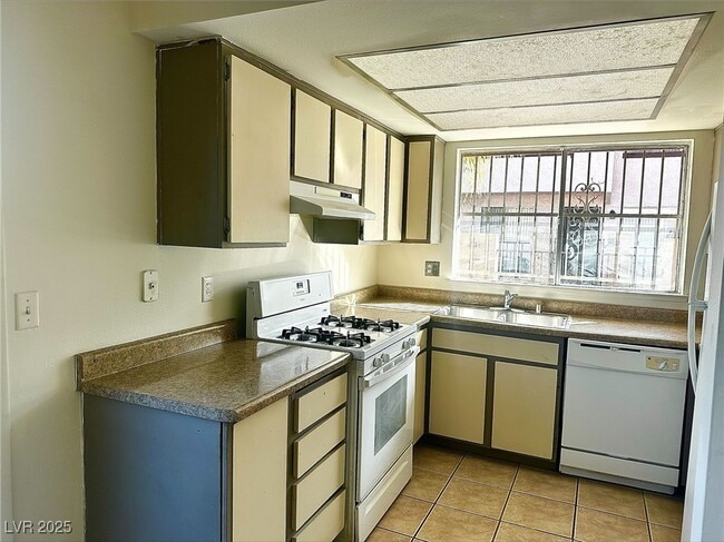 Building Photo - 4338 Caliente St