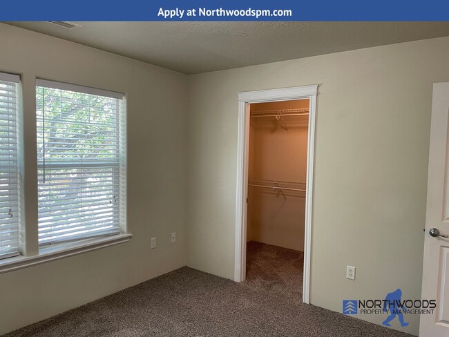 Building Photo - Beautiful 2 Story Home 3 Bdm/2.5 Bath in Q...