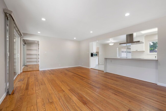Building Photo - Spacious Menlo Park Retreat with 6 Bedroom...
