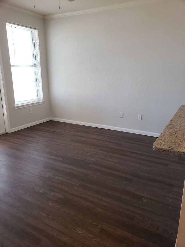 Building Photo - Downtown Upgraded 1 bedroom Condo