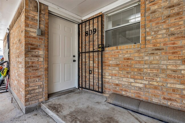 Building Photo - 809 Brooks St