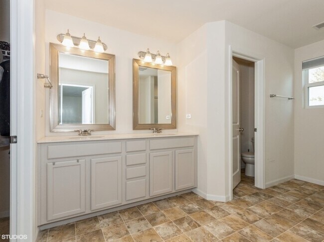 Building Photo - 537 Watercress Dr