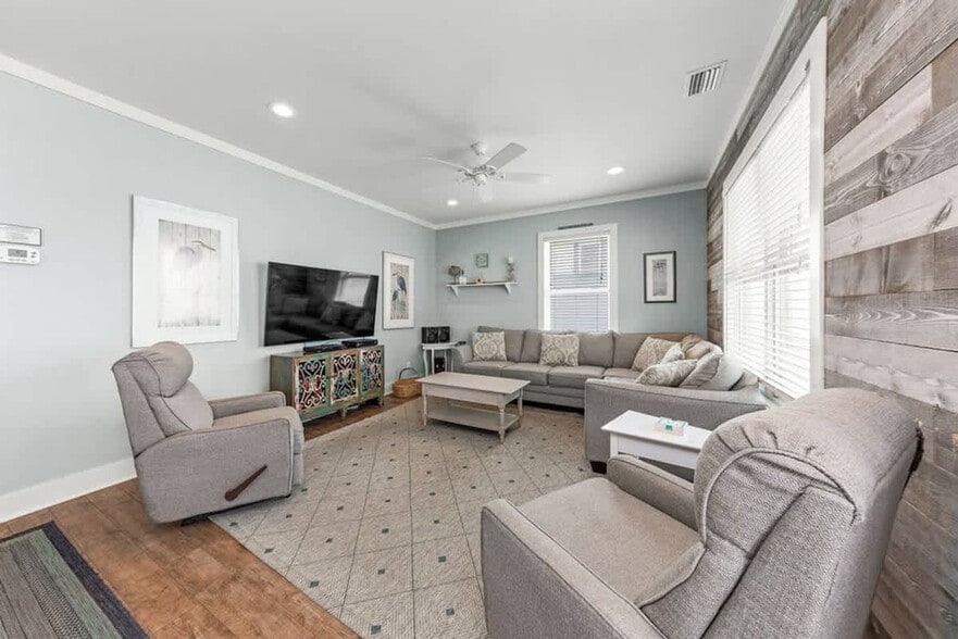 Building Photo - 6052 Sawgrass Cir