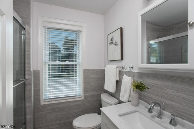 Building Photo - 122 N Fullerton Ave