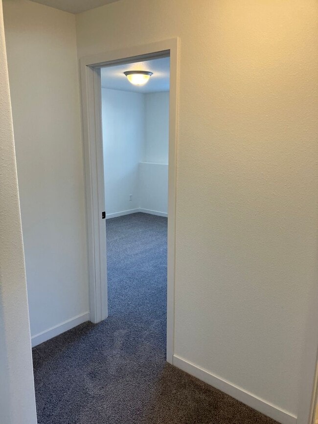 Building Photo - 4 Bed  3 Bath Twin Home