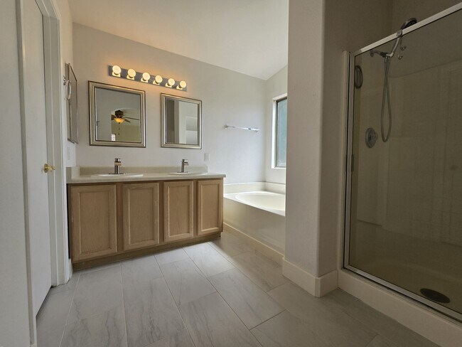 Building Photo - 7980 N Siskiyou Dr