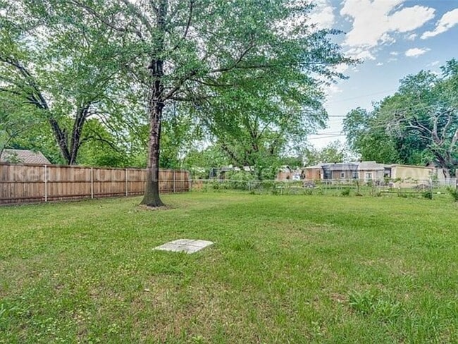 Building Photo - Charming 3-Bedroom Home with Spacious Yard...