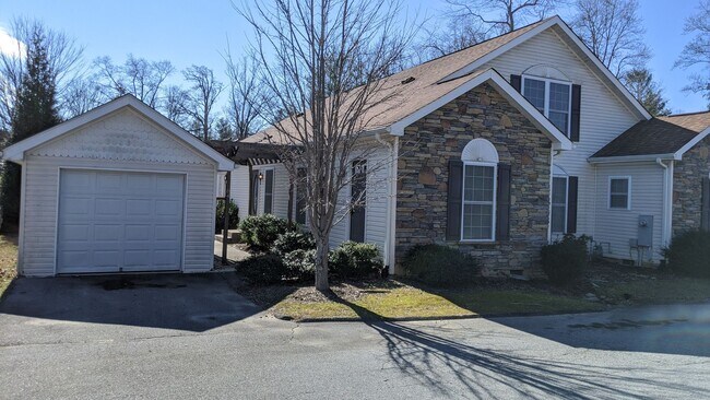 Building Photo - Turnabout Lane Duplex