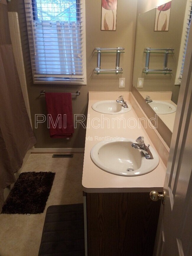 Building Photo - 10107 Hearthrock Ct