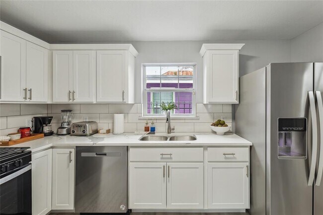 Building Photo - 2105 E 17th St