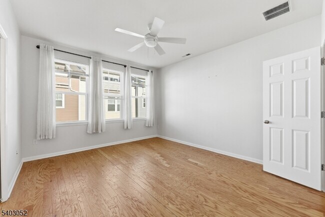 Building Photo - 38 Bond St