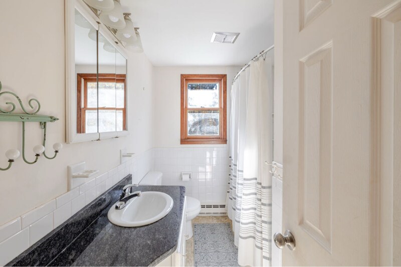 Building Photo - 230 Middle Rd