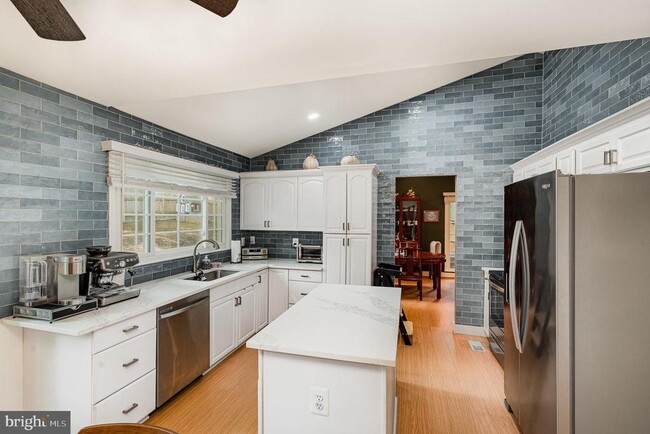 Building Photo - 15425 Beachview Dr