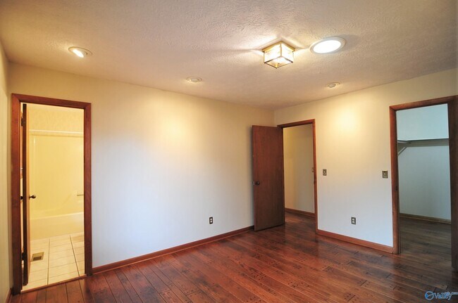 Building Photo - 1071 Sandy Springs Rd NW