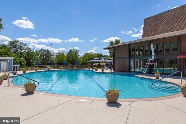 Building Photo - 20930 Valley Forge Cir