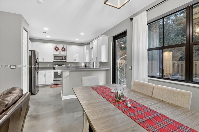 Building Photo - 12140 Village Pl