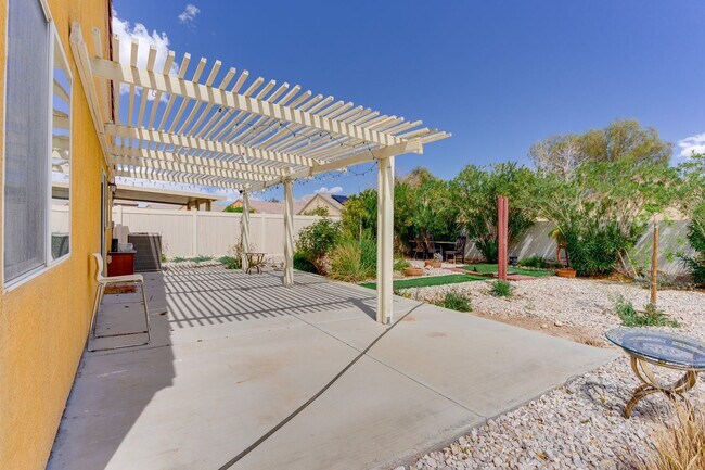 Building Photo - CHARMING 2 BEDROOM HOME IN GATED COMMUNITY...