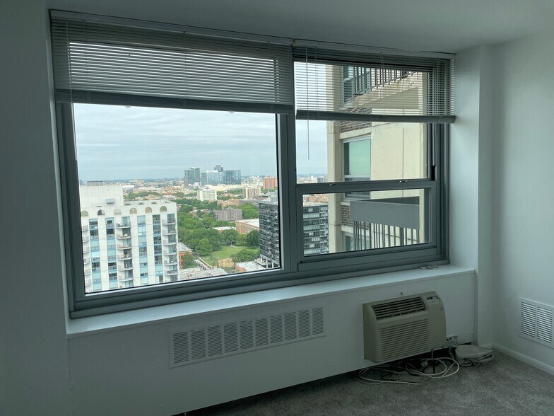 Building Photo - 1255 N Sandburg Terrace