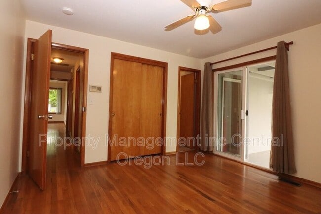 Building Photo - 1670 Yew St SE