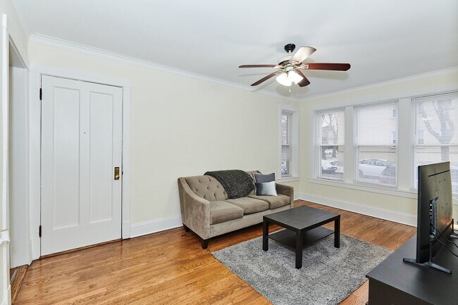 Building Photo - 2536 W Thorndale Ave